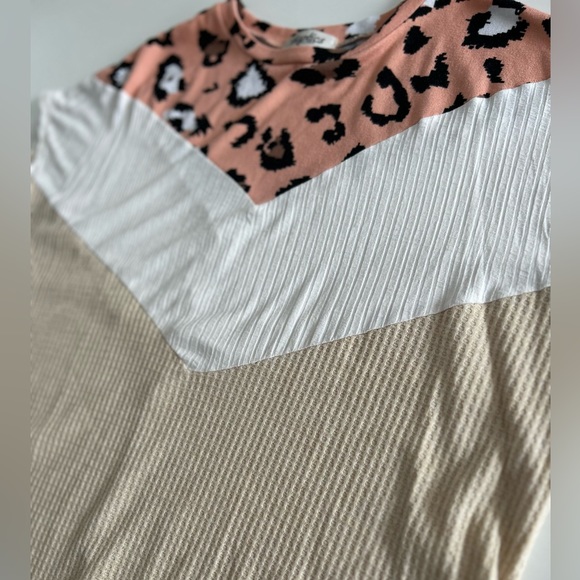 Patch panel Top with cheetah print and waffle stitch - Picture 5 of 5